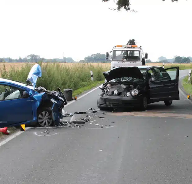 Beide Fahrzeuge wurden bei dem Frontalzusammenstoß schwer beschädigt (Foto: Kreispolizeibehörde Soest).