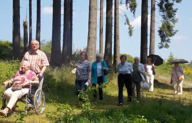 Bei schönstem Wetter begab sich jetzt die 14-köpfige Mundartgruppe des Heimatvereins "Alte Vogtei Burbach e.V. in die Wisent-Wildnis (Foto: Gemeinde Burbach).