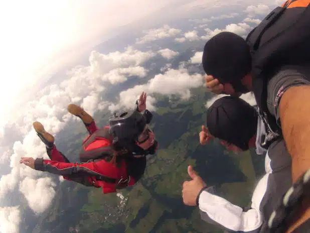 Auch als Freifallkamerafrau liefert die 24-Jährige einen guten Job ab. Für den Fall, dass man ihr dabei begegnet, einfach lächeln und freundlich winken… (Foto: Skydive Westerwald)