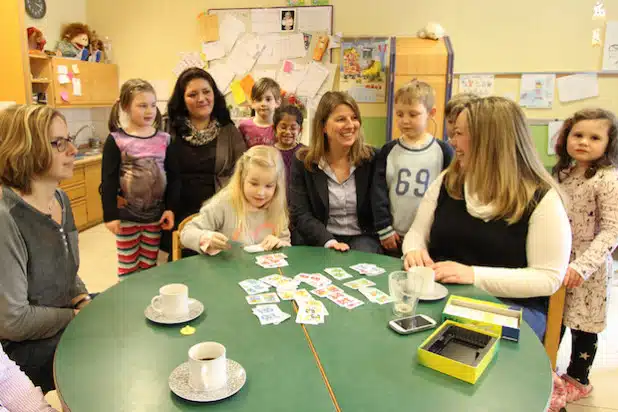 Wilnsdorfs Bürgermeister Christa Schuppler (m.) besuchte den Wilgersdorfer Kindergarten St. Josef. Leiterin Sonja Mrozewski (h.l.) zeigte der Bürgermeisterin u.a. den U3-Anbau der Einrichtung (Foto: Gemeinde Wilnsdorf).