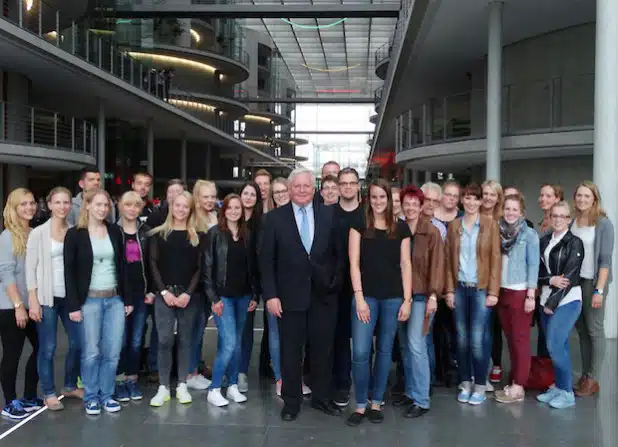 28 Auszubildende, Studierende und Begleiter des Kreises Soest besuchten die Bundeshauptstadt und wurden vom Bundestagesabgeordneten Bernhard Schulte-Drüggelte empfangen (Foto: Kreis Soest).