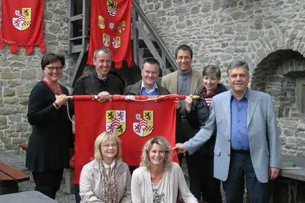 Die Freunde der Burg stifteten Banner und Fahnen für die Burg Altena (Foto: Erkens/Märkischer Kreis)