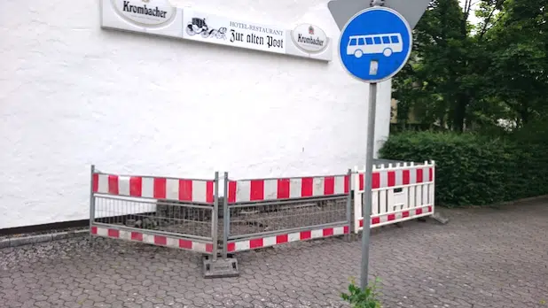 Die ersten Pflastersteine wurden schon aufgenommen, um die Fahrradbügel an der Wartehalle „Bremen Mitte“ zu installieren (Foto: Gemeindeverwaltung Ense).