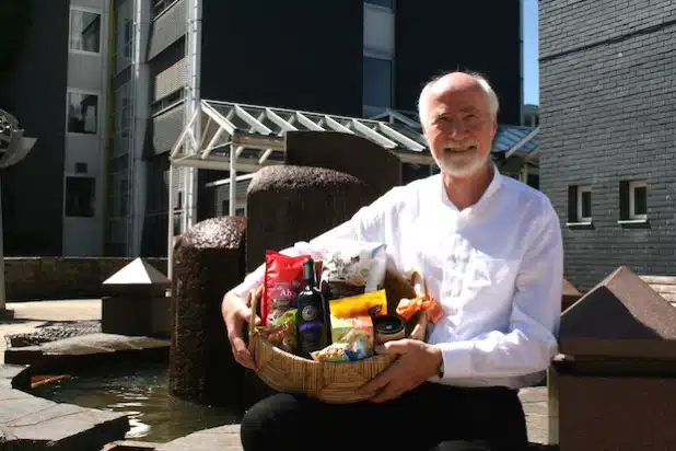 „Die Palette fair gehandelter Waren ist größer als man denken mag“, weiß Martin Gerke, hier mit einer kleinen Auswahl. Die Fairtrade-Produkte in den Fokus der Verbraucher zu rücken, dass ist Ziel der Neunkirchener Steuerungsgruppe, die der Kommune zum Titel Fairtrade-Town verhelfen will (Foto: Gemeinde Neunkirchen).