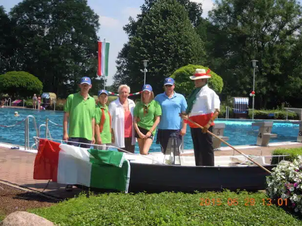 Das Foto zeigt das Freibadteam bei der Eröffnung der italienische Woche, die noch bis Sonntag, 05.07. maritimes Flair, kulinarische Spezialitäten und bella Musica bietet - Foto: Gemeinde Wickede (Ruhr).