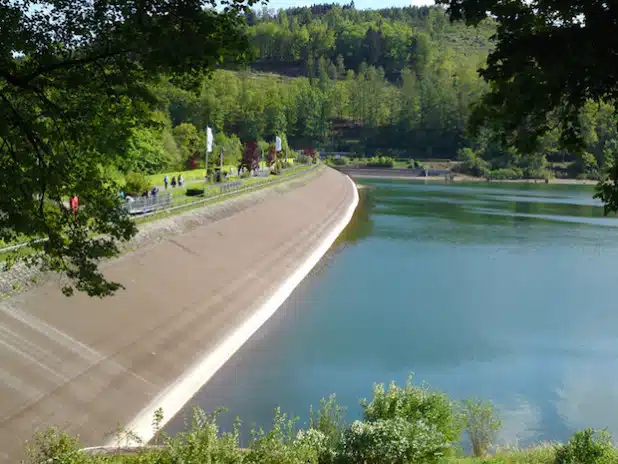 Der Hennestaudamm (Foto: Tourist-Information Meschede)