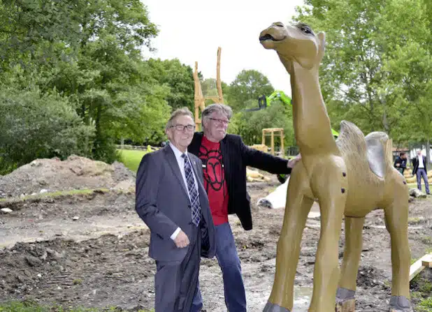  Bürgermeister und Kulturressortleiter Dr. Peter Paul Ahrens (l.) und Museumsleiter Gerd Schäfer mit dem künftigen „Ziel“ des Nadelparcours: Das bekletterbare Kamel wird, in Anlehnung an das biblische Gleichnis, vor einer riesigen Nadel stehen (Foto: Stadt Iserlohn).