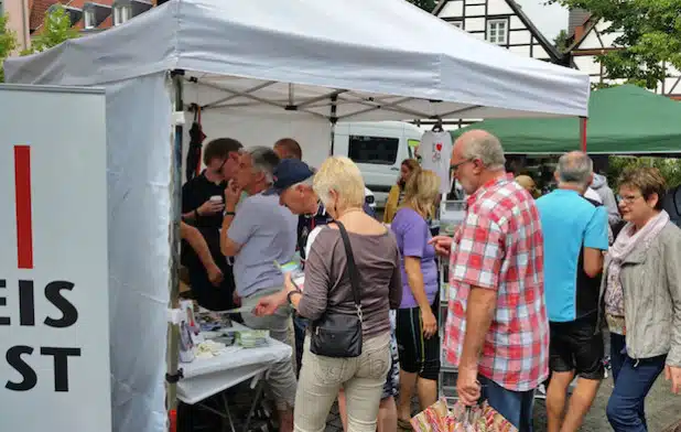 Der Infostand des Kreises auf dem Fahrradmarkt in Soest anlässlich des Sattelfestes war dicht umlagert (Foto: Thorsten Brauer/Kreis Soest).