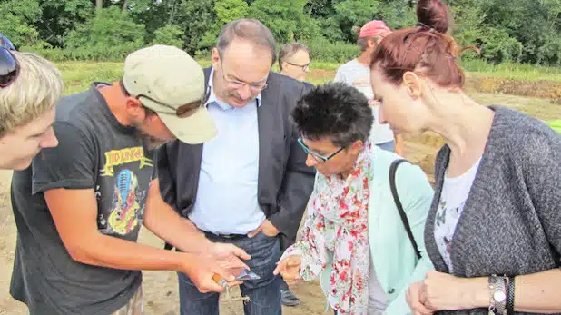 In Kornice besuchte Landrat Thomas Gemke (Mitte) die Ausgrabungsstätte von 7.000 Jahre alten Gräbern (Foto: Ulf Wenthe/Märkischer Kreis).