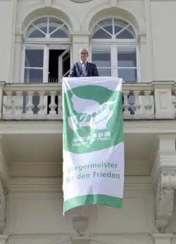 Bügermeister Dr. Peter Paul Ahrens mit der Flagge der Mayors for Peace (Foto: Stadt Iserlohn).