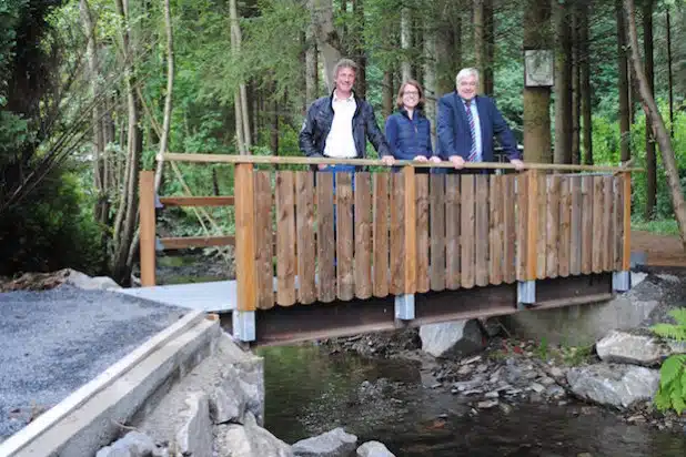 Neue Brücke zwischen Jahnstraße und Deitmecke (v.re.): Bürgermeister Uli Hess, Referendarin Jana Janota und Heinz Hiegemann, Leiter des Fachbereichs Infrastruktur (Foto: Stadt Meschede).