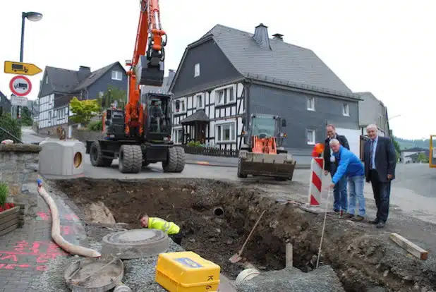 Bauleiter Michael Klauke stellt Bürgermeister Uli Hess (re.) und Stadtkämmerer Jürgen Bartholme (li.) die Grundsanierung der Mittelstraße vor (Foto: Stadt Meschede).