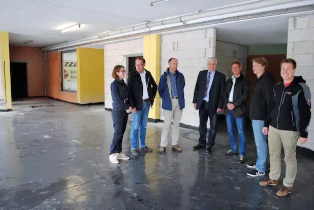 Lars Ester (re.) und Dominik Kotthoff (2.v.re.) stellten dem Verwaltungsvorstand um Bürgermeister Uli Hess jetzt den künftigen Multifunktionsraum am Mescheder Schwimmbad vor (Foto: Stadt Meschede).