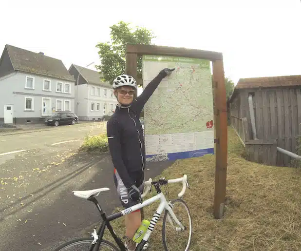Ramona Plett, Praktikantin beim Sauerland-Tourismus und passionierte Radfahrerin, war schon auf dem Teilstück der Nordschleife unterwegs, das nach umfangreichen Sicherungsarbeiten wieder freigegeben ist - Foto: Sauerland-Tourismus e.V.