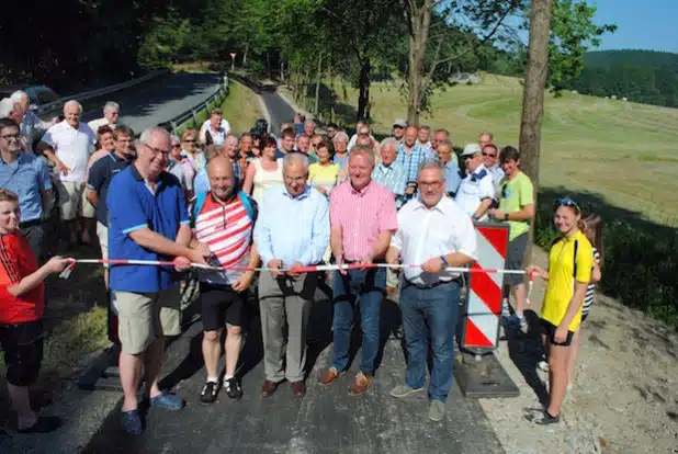 Landrat Dr. Karl Schneider und die Bürgermeister Wolfgang Fischer (Olsberg) und Ralf Péus (Bestwig) eröffneten gemeinsam mit Vertretern aus örtlicher Politik sowie zahlreichen Bürgerinnen und Bürgern den neuen Geh- und Radweg zwischen Ostwig und Gevelinghausen (Foto: Stadt Olsberg).