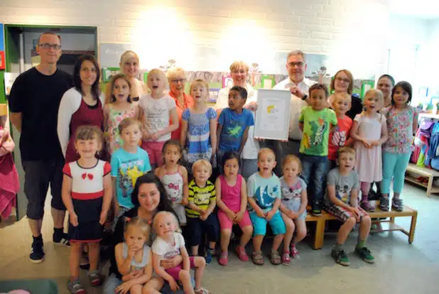 Bürgermeister Wolfgang Fischer gratulierte Brigitte Klaucke, dem Team des Städtischen Familienzentrums und den kleinen Besucherinnen und Besuchern zur erfolgreichen Neuzertifizierung (Foto: Stadt Olsberg).