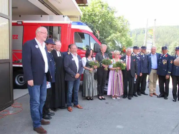 Das Foto zeigt Bürgermeister Walter Kiß (1.v.l.) und seinen Amtskollegen aus dem österreichischen Ferndorf, Bürgermeister Josef Haller (4.v.l.), bei der Löschfahrzeugweihe - Foto: Stadt Kreuztal.