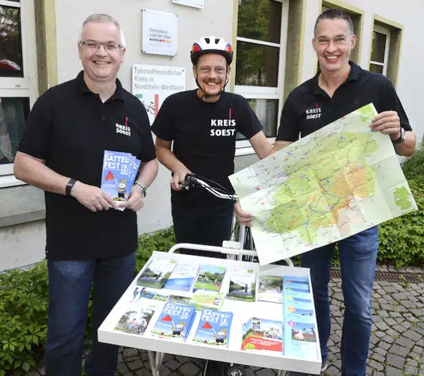 Thorsten Dietscheidt, Stefan Hammeke und Thorsten Brauer (v.l.) von der Abteilung Straßenwesen bilden das Infostand-Team des Kreises Soest beim Sattel-Fest am kommenden Sonntag (Foto: Thomas Weinstock/Kreis Soest).