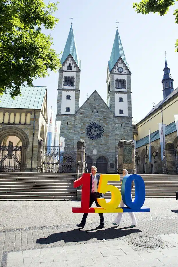 Stadtwerke-Geschäftsführer Jörg Karlikowski und seine Assistentin Anja Fröhlich bereiten sich schon jetzt auf die große Jubiläumsfeier am 15. August vor - Foto: Stadtwerke Werl.