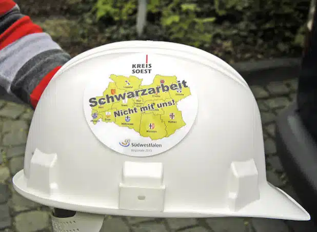 „Schwarzarbeit – Nicht mit uns!“ Das ist die Botschaft eines Aufklebers der Ermittlungsgruppe Schwarzarbeit der Kreisverwaltung Soest (Foto: Wilhelm Müschenborn/Pressestelle Kreis Soest).