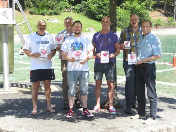 Von links: Norbert van Oyen (Kioskpächter), Wolfgang Pack (Kämmerer), Florian Otto (Freifunk), Dietmar Michel (Schwimmmeister), Matthias Funken (Stadt Brilon) und Dr. Christof Bartsch (Bürgermeister) - Foto: Stadt Brilon.