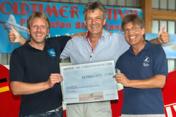 „Touchdown“ auf Siegerland: Fokko Doyen (Mitte), der Präsident von „Cargo Human Care“, freute sich über die 6.075-Euro-Spende. Den symbolischen Scheck überreichten im Namen der Organisatoren des Oldtimerfestivals Thomas Holz (rechts) und Torsten Wied (links) - Foto: Elfi Jung.