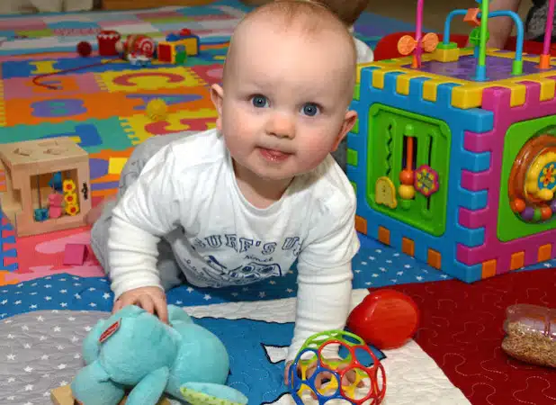 Von selbstgebastelten Rasseln bis hin zum großen Spielwürfel, auf dem bunten Spielteppich im Café Kinderwagen kommt so schnell keine Langeweile auf (Foto: Judith Wedderwille/Kreis Soest).