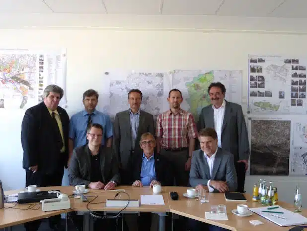 Auftaktgespräch der Wirtschaftsexperten und der Verwaltungsspitze mit dem Gutachter Dominik Geyer vom Büro Dr. Jansen (u. rechts) - Foto: Gesellschaft für Wirtschaftsförderung Iserlohn mbH