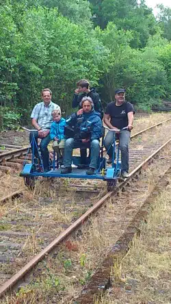 Mit Fahraddraisinen geht es den Berg hinauf und wieder runter - Foto: S. Heinrich