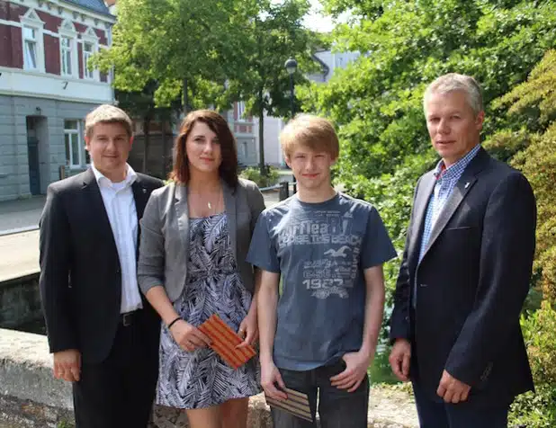 Bürgermeister Dr. Remco van der Velden (l.) freut sich mit Matthias Knoke als Personalverantwortlicher der Stadt Geseke (r.) über die Verstärkung des Teams der Stadt durch Ann Christin Meyer und Stephan Kleine (Foto: Stadt Geseke).