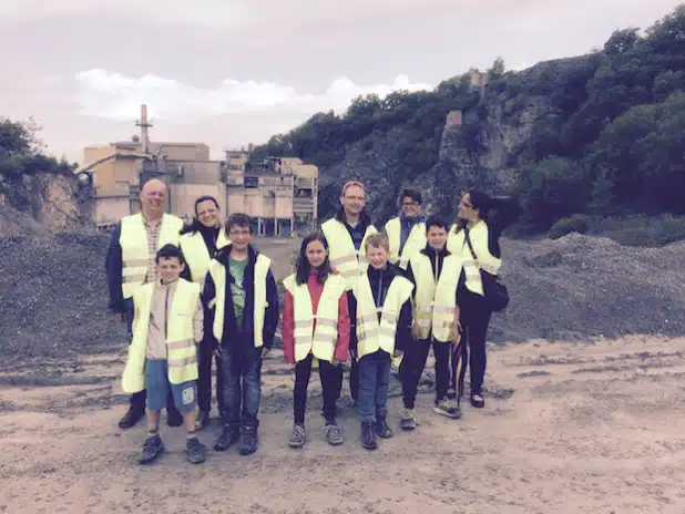 Mit der Belecker Ferienpassaktion ging es für die Kinder, ihre Eltern und Betreuer auf eine ereignisreiche Erkundungstour durch den WESTKALK-Steinbruch in Warstein (Foto: WESTKALK).