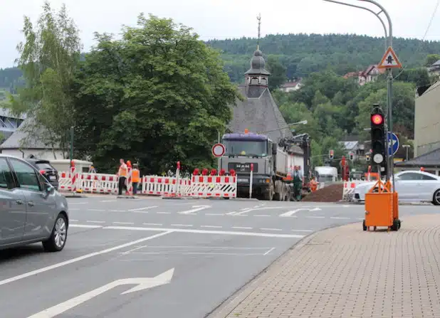 An der bestehenden Baustelle am Bahnübergang Wassertor in Attendorn kommt es an dem Wochenende 31. Juli bis 2. August 2015 zu einer halbseitigen Sperrung der Straße „Am Zollstock“ (Foto: Hansestadt Attendorn).