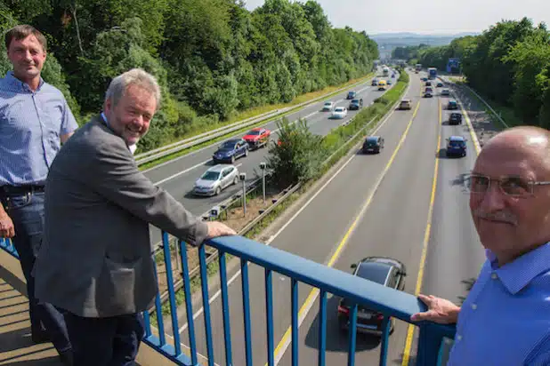 Hagens Beigeordneter Thomas Huyeng (Mitte) sowie Tobias Berens (li.) und Hans Sporkert vom Fachbereich Öffentliche Sicherheit, Verkehr, Bürgerdienste und Personenstandswesen der Stadt Hagen begutachten die neue Geschwindigkeitsüberwachungsanlage (Foto: Michael Kaub/Stadt Hagen).