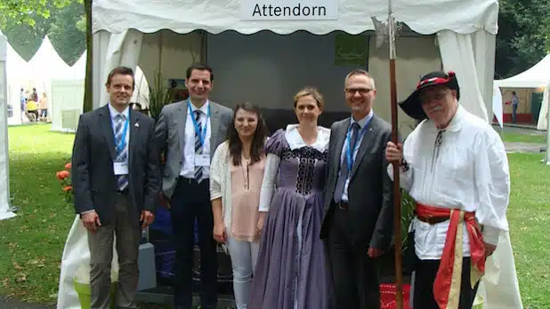 Frank Burghaus, Bürgermeister Christian Pospischil, Angelika Zahahluk, Anna Schulte, Dezernent Christoph Hesse und Nachtwächter Dieter Auert (v.l.) vertraten die Hansestadt Attendorn in Lemgo (Foto: Hansestadt Attendorn).