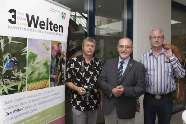 v. l.: Dr. Bernd Stemmer, Regierungspräsident Dr. Gerd Bollermann und Dr. Michael Leismann bei der Ausstellungseröffnung - Quelle: Bezirksregierung Arnsberg