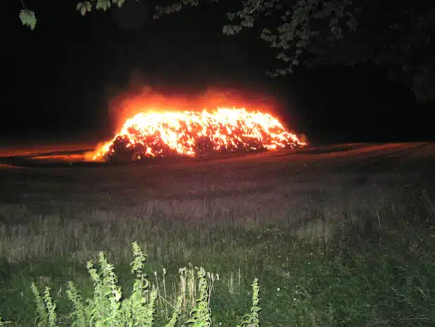 Die Feuerwehr ließ die Strohballen kontrolliert abbrennen (Foto: Kreispolizeibehörde Soest).