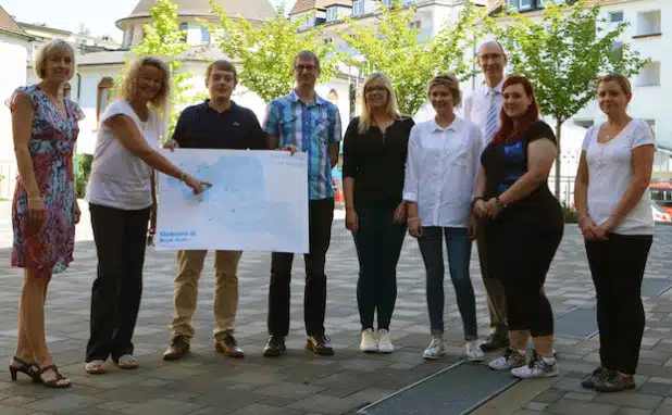 Neu zum Team der Diakonie Mark-Ruhr gehören seit Montag: Lisa vom Hofe, Melanie Thiele, Stefanie Radtke und Torsten Mohn. Die Auszubildenden wurden unter anderem von Geschäftsführer Volker Holländer begrüßt. Quelle: Diakonie Mark-Ruhr gemeinnützige GmbH