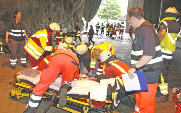 Überall in der Balver Höhle lagen die Verletzten (Foto: Hendrik Klein/Märkischer Kreis).