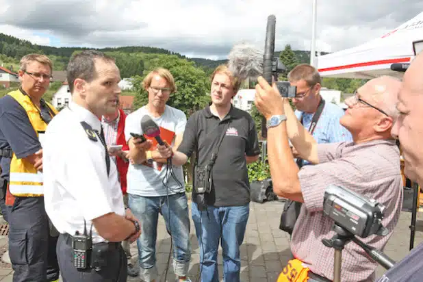 Balves Wehrleiter Frank Busche und der stellv. Kreisbrandmeister Michael Kling (links) geben Medienvertretern Auskunft (Foto: Hendrik Klein/Märkischer Kreis).