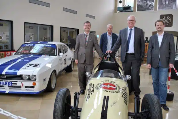 Eröffneten die Sonderausstellung „Den Berg am Limit bezwingen“ im Sauerländer Besucherbergwerk Ramsbeck (v.re.): Museumsleiter Dr. Sven-Hinrich Siemers, Bürgermeister Ralf Péus, Horst Schöne und stv. Landrat Dr. Michael Schult (Foto: Gemeinde Bestwig).