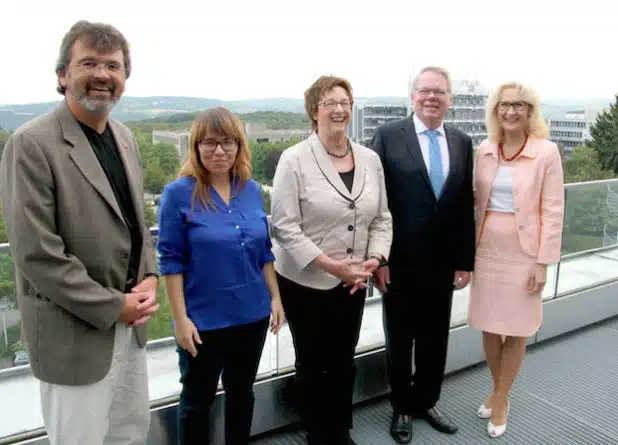 Staatssekretärin Brigitte Zypries (Mitte) ließ sich von Rektor Prof. Helmut Hoyer (2.v.re.) und Kanzlerin Regina Zdebel (re.) die FernUniversität zeigen und erläutern, welche Bedeutung sind für die Weiterbildung Berufstätiger hat. Begleitet wurde sich von den Bundestagsabgeordneten René Röspel (SPD) und Cemile Giousouf (CDU). - Foto: FernUniversität