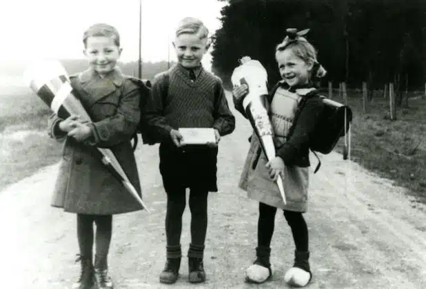 Nebeneinander von verschiedenen Einschulungsgeschenken, Borken-Rhedebrügge 1953. Foto: VoKo-Archiv