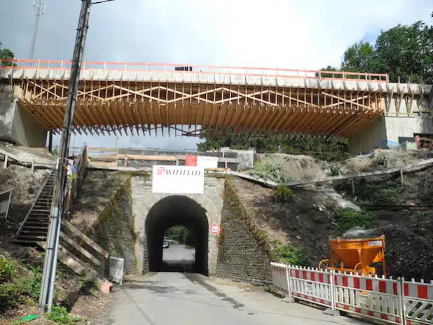 Das Bauvorhaben an der Eisenbahnüberführung in Holzhausen liegt ganz im Zeitplan. Schon im ersten Quartal 2016 soll ein Begegnungsverkehr für LKW möglich sein (Foto: Gemeinde Burbach).