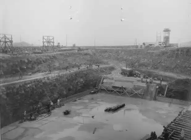 Herbst/Winter 1955: Die frisch gegossene Bodenplatte des Bunkers „August“ in Auenhausen circa 20 Meter unterhalb der Grasnarbe. Bild: Michael Rush