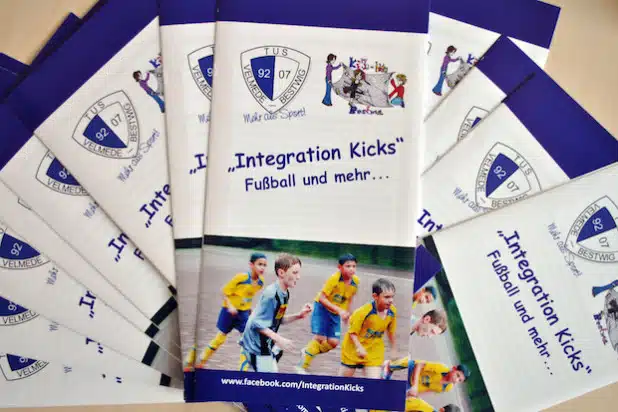 Rund 1.000 Anmeldeflyer zum Streetsoccer-Turnier „Integration kicks“ haben KiJu-Netz und TuS Velmede-Bestwig an den Schulen in der Gemeinde Bestwig verteilt (Foto: TuS Velmede-Bestwig).