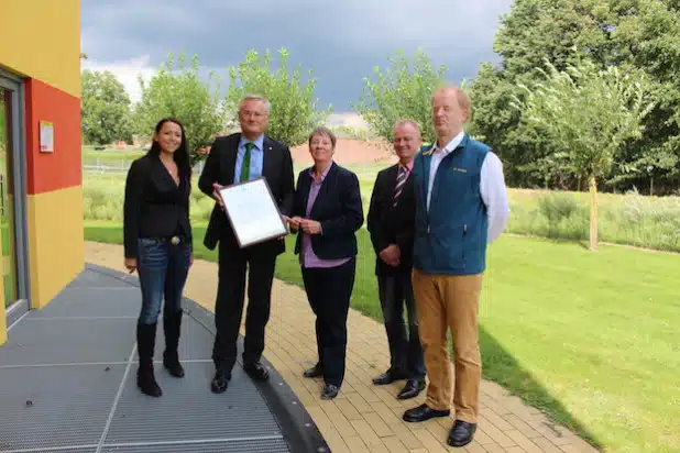 Bundesumweltministerin Dr. Barbara Hendricks (Mitte) übergibt Förderurkunde für Klimaschutzmanager an (v.l.): Sylvia P. Heinz, Kreisdirektor Frank Bender (beide Kreis Siegen-Wittgenstein), Fritz Müller (Gemeinde Wilnsdorf) und Paul Hartmann (Stadt Siegen) - Foto: Kreis Siegen-Wittgenstein.