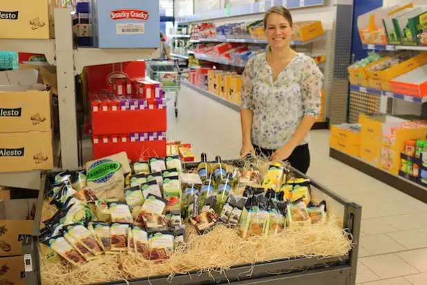 Die Bewerbung der Gemeinde Neunkirchen zur Fairtrade-Town hat Lidl-Projektleiterin Katharina Osthues zum Anlass genommen, in der Zeppenfelder Lidl-Filiale das Angebot fair gehandelter Produkte auf einer Sonderfläche anzubieten (Foto: Gemeinde Neunkirchen).