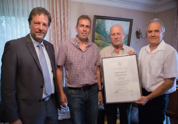 Gemeinsam mit dem Jubilar Josef Fischer (3. v.l.) freuten sich Matthias Rink, Hubertus Fischer, Michael Henrichs - Foto: Kai Osthoff / Foto- und Presseservice K-MediaNews.de