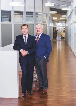 Was Firmengründer Aloys Mennekes 1935 begann, führen Walter Mennekes und sein Sohn Christopher heute gemeinsam fort (Foto: Mennekes Elektrotechnik GmbH & Co. KG).
