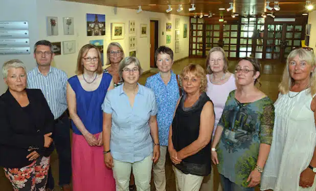 Zur Finissage im Kreishaus, mit der ein Schlusspunkt für die Wanderausstellung „Möhnewandel im Bilde“ gesetzt wurde, begrüßten Dezernentin Maria Schulte-Kellinghaus (l.), Abteilungsleiter Alfons Matuszczyk (2. v. l.), Sachgebietsleiterin Marianne Rennebaum (4. v. l.) und Projektleiterin Stephanie Terren (2. v. r.) auch beteiligte Künstlerinnen (Foto: Wilhelm Müschenborn/Kreis Soest).